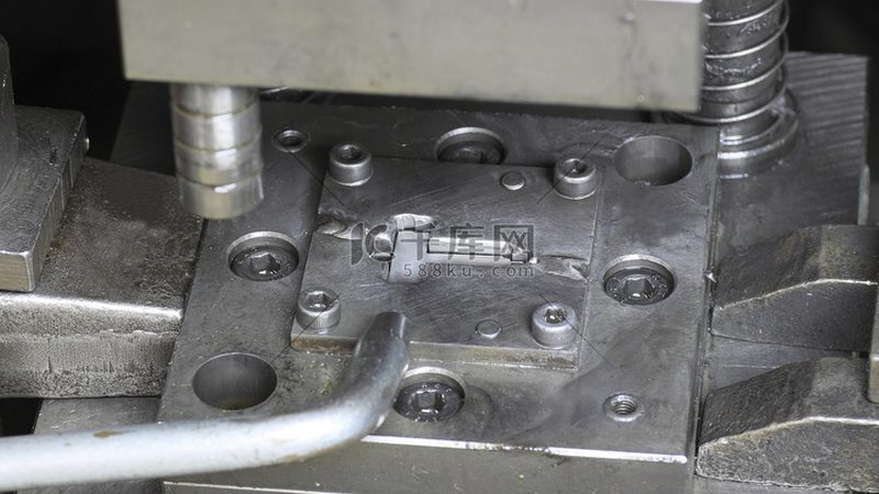 汽车模具材质耐磨损性能解析：选对材料，延长使用寿命